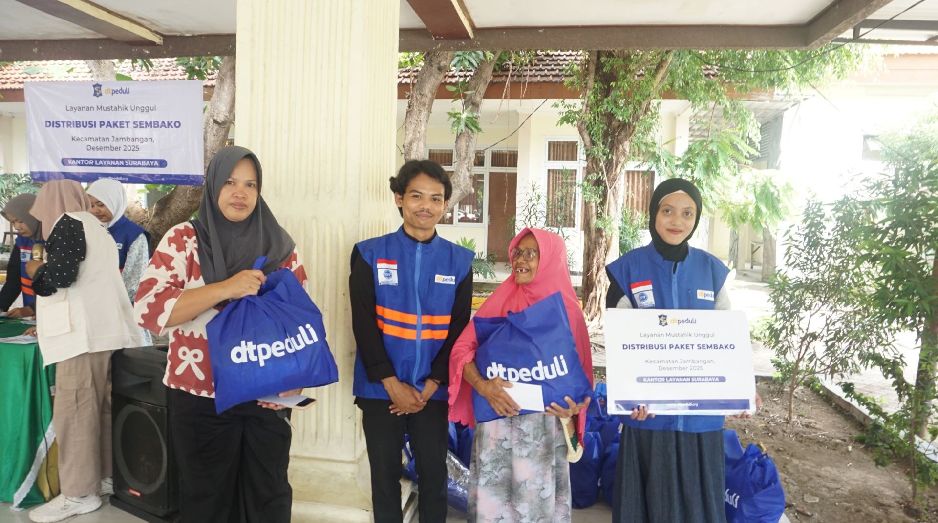 Ringankan Beban Warga, DT Peduli Salurkan Puluhan Paket Sembako di Kelurahan Jambangan 