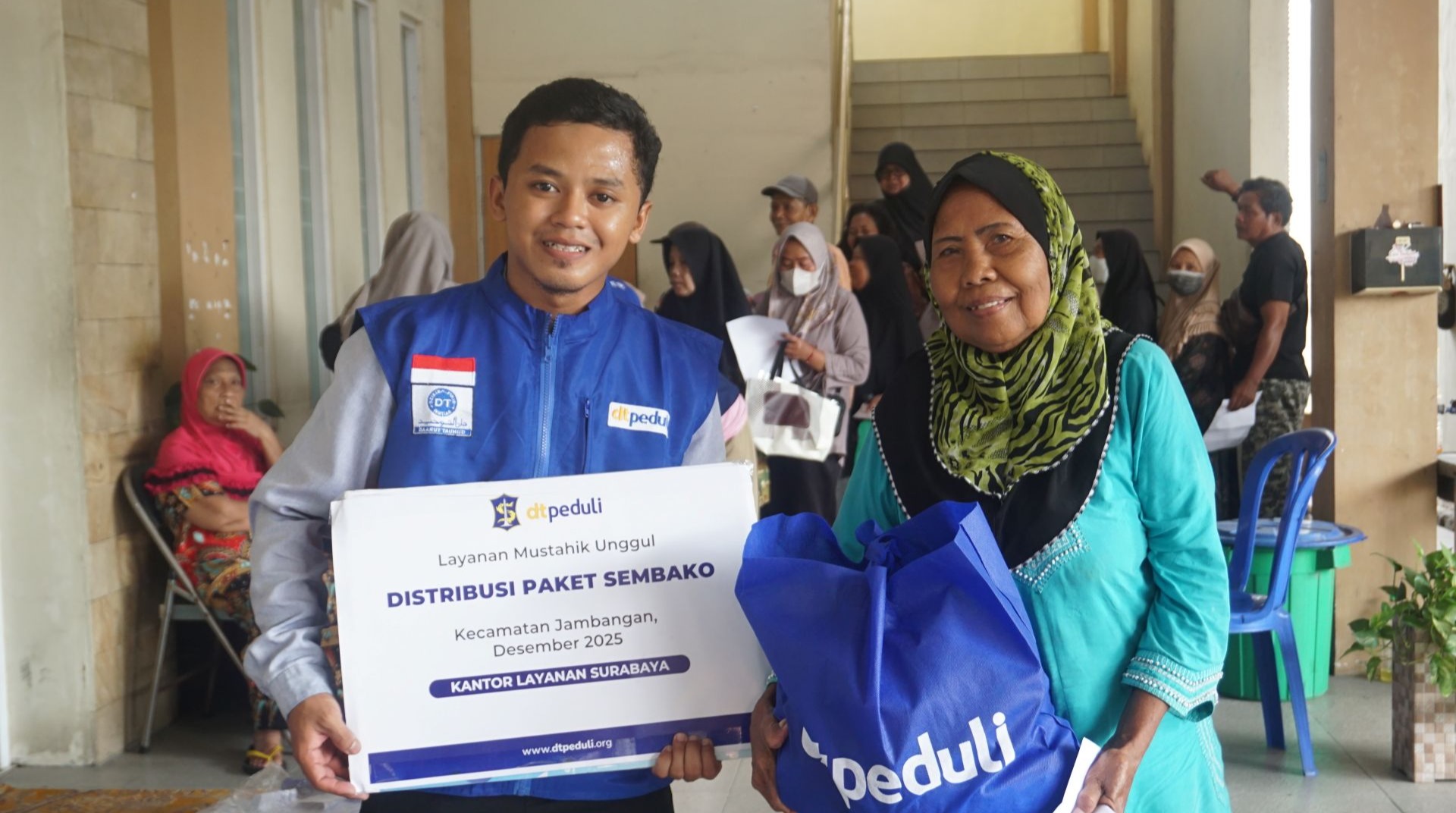 Ringankan Beban Warga Karah, DT Peduli Salurkan 75 Paket Sembako di Akhir Tahun 