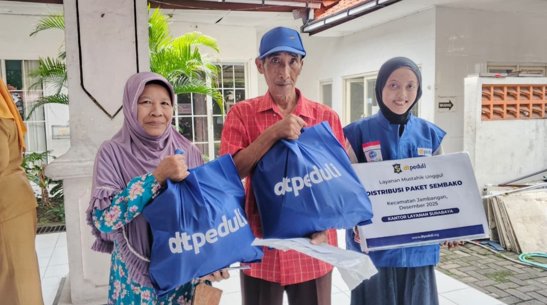 Bantu Warga Kebonsari, DT Peduli Salurkan Paket Sembako dan Buka Akses Beasiswa   