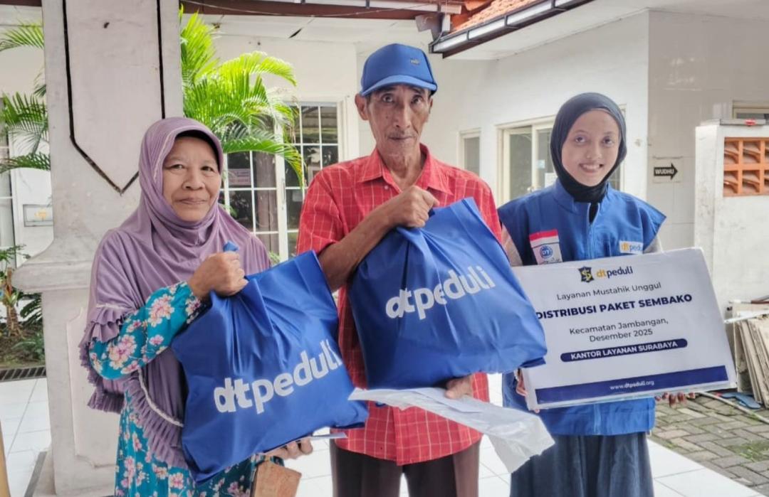 Bantu Warga Kebonsari, DT Peduli Salurkan Paket Sembako dan Buka Akses Beasiswa   