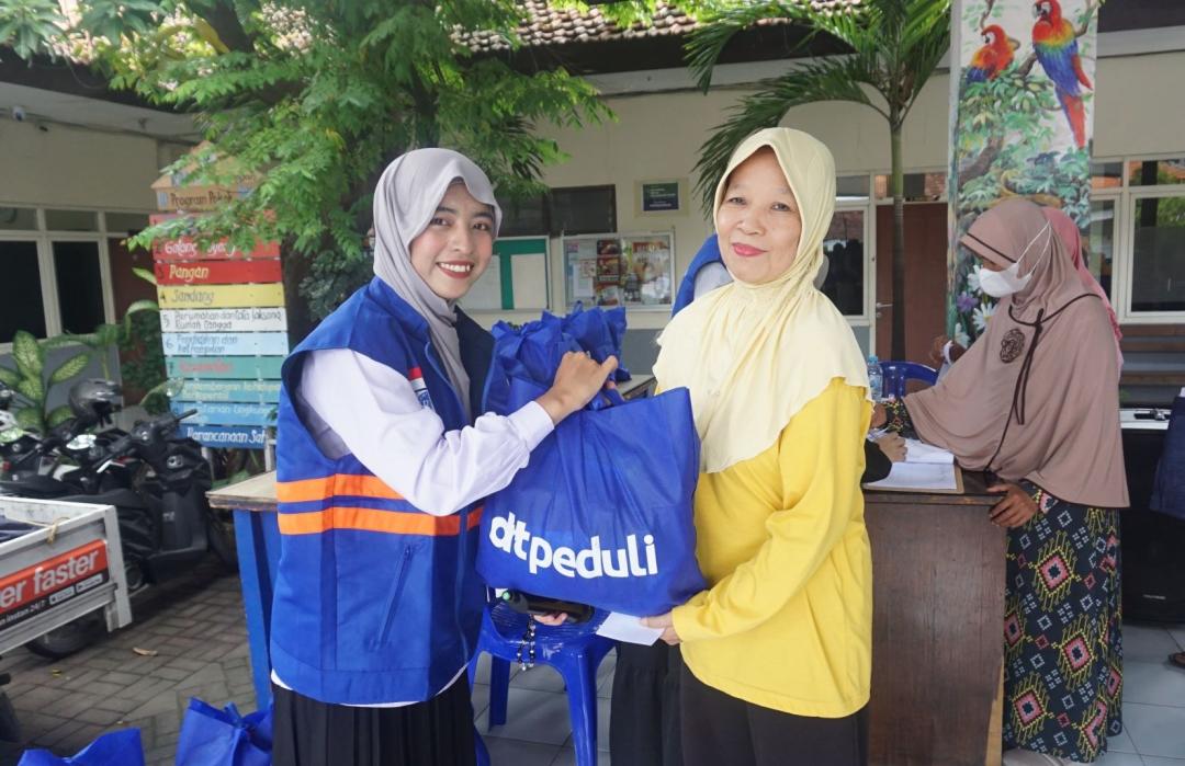 Gandeng Kelurahan Pagesangan, DT Peduli Salurkan 75 Paket Sembako untuk Warga Prasejahtera 