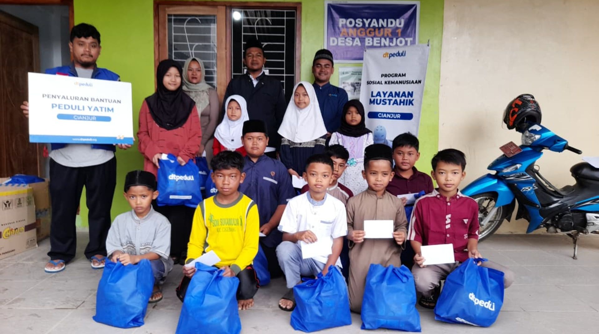 Apresiasi Pejuang Al-Qur'an, DT Peduli Cianjur Santuni Yatim dan Guru Ngaji di Kampung Benjot 