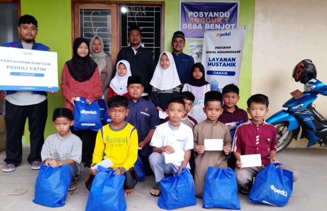 Apresiasi Pejuang Al-Qur'an, DT Peduli Cianjur Santuni Yatim dan Guru Ngaji di Kampung Benjot 