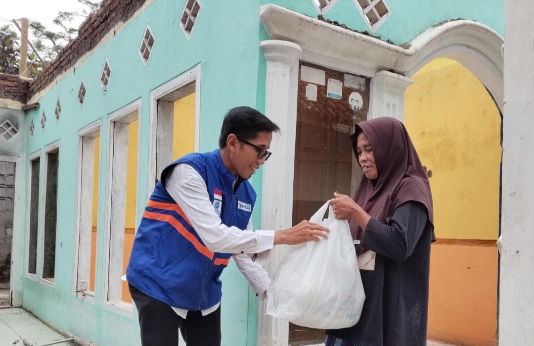 DT Peduli Kuningan Salurkan Bantuan untuk Anak Yatim Korban Kebakaran di Cipicung 