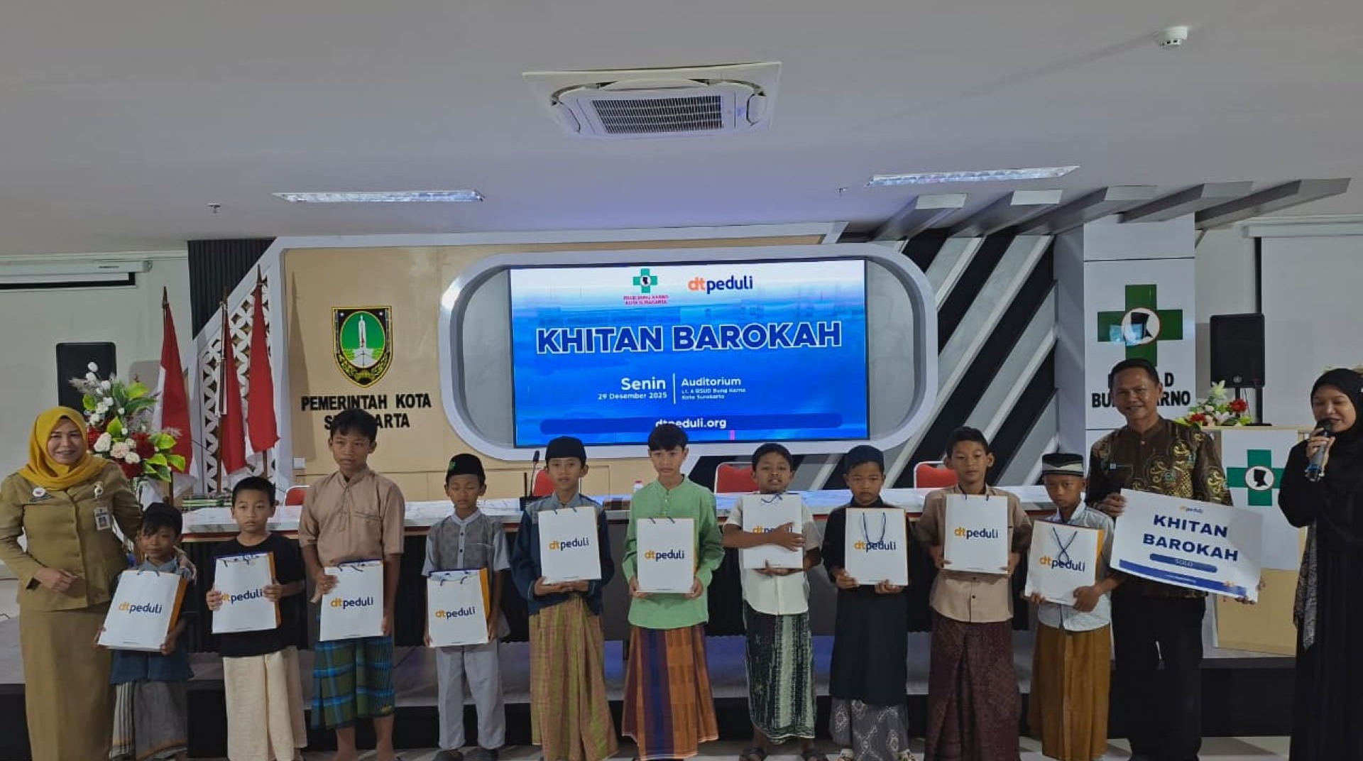 Ringankan Beban Orang Tua, DT Peduli Solo dan RSUD Bung Karno Gelar Khitan Barokah 