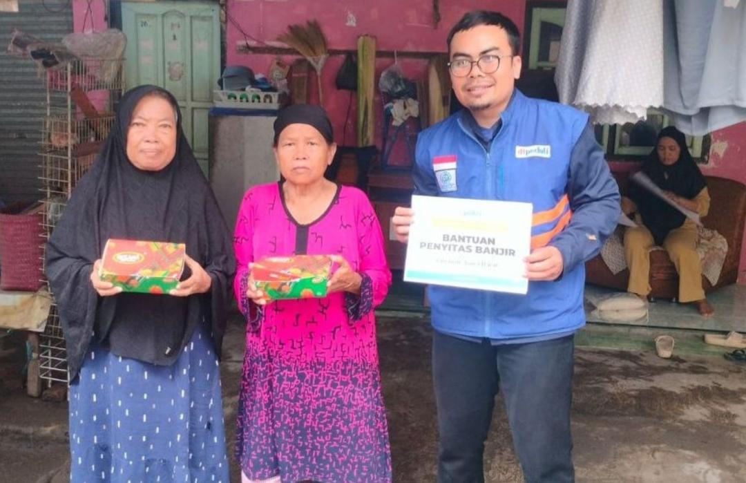 Sungai Gamel Meluap, DT Peduli Cirebon Gerak Cepat Salurkan Bantuan Pangan untuk Penyintas Banjir 