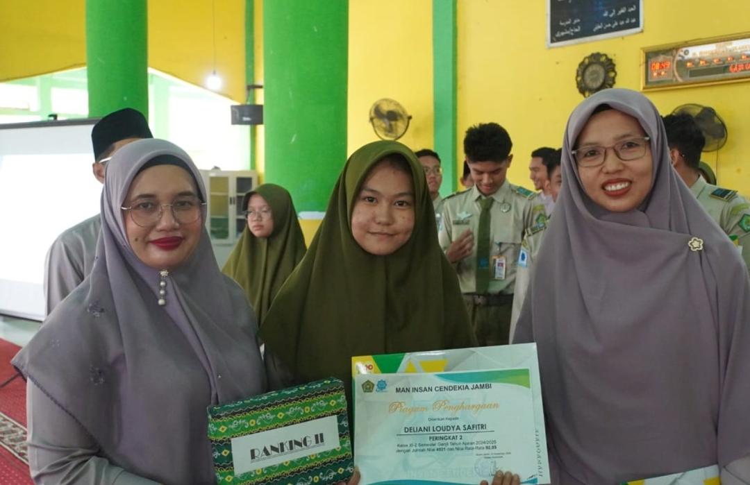 Penuh Haru dan Syukur, DT Peduli Jambi Lunasi Tunggakan Sekolah Siswi Berprestasi 