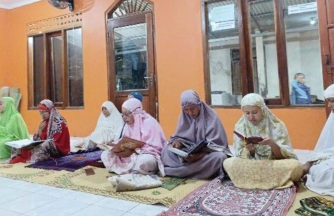 Perkuat Ukhuwah Warga Kedungpoh Kidul, Santri Khidmat DT Hidupkan Malam Jumat di Mushala Al-Huda 