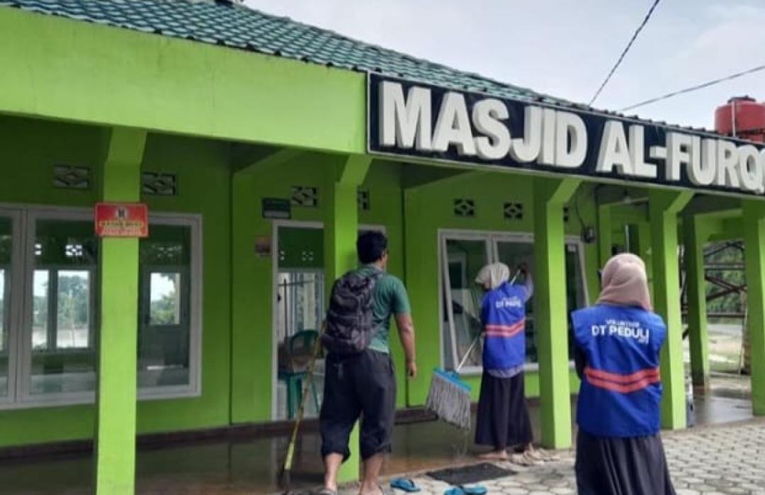 Inilah Cara Santri Beasiswa Mahasiswa DT Peduli Jambi Makmurkan Masjid 