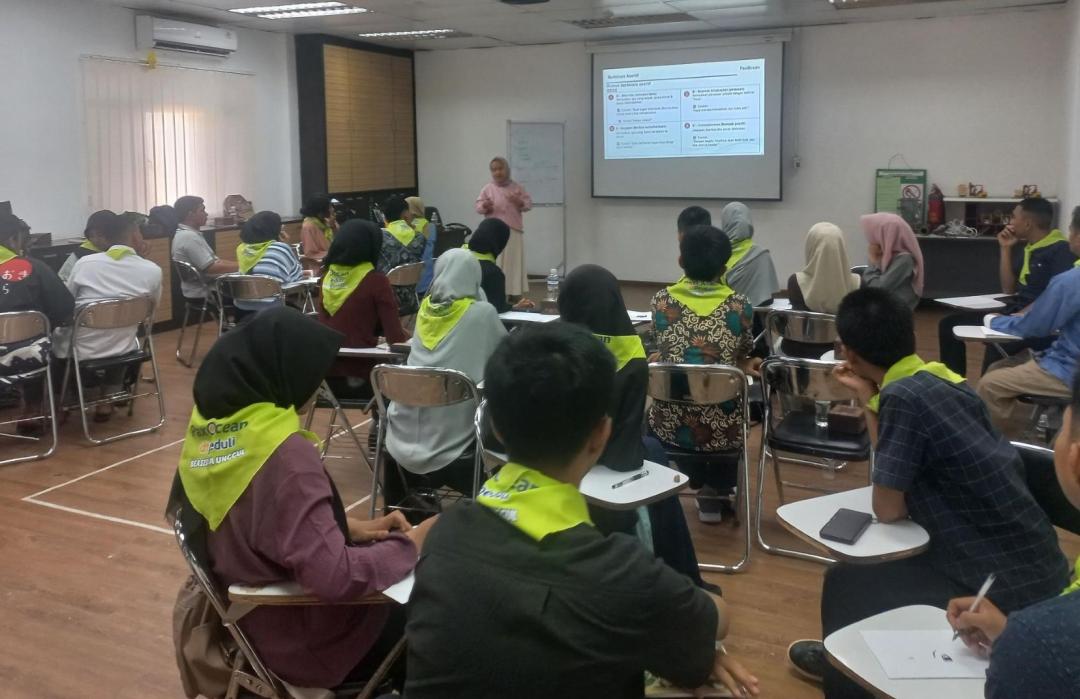 Siapkan Profesional Muda, DT Peduli Kepri dan PaxOcean Bekali Penerima Beasiswa Skill Komunikasi 