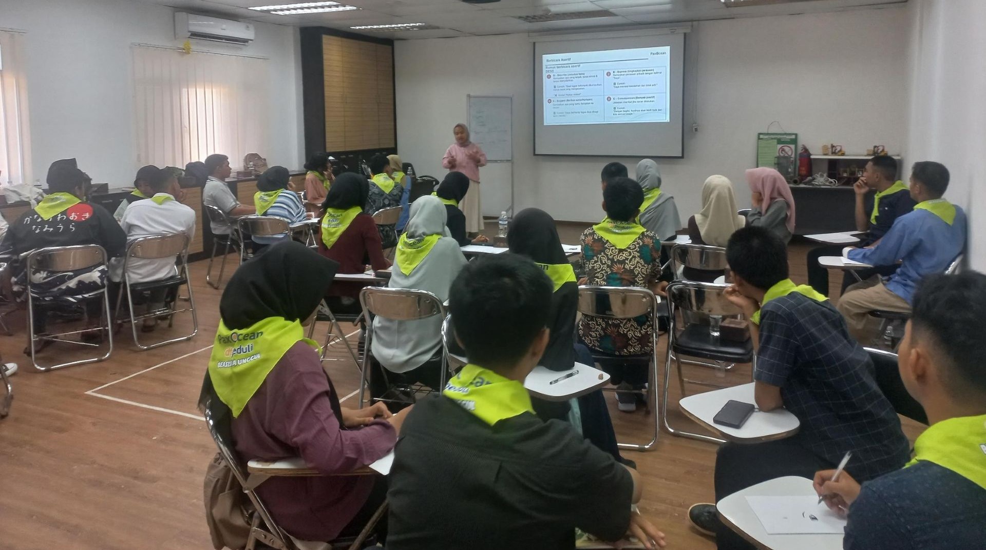 Siapkan Profesional Muda, DT Peduli Kepri dan PaxOcean Bekali Penerima Beasiswa Skill Komunikasi 