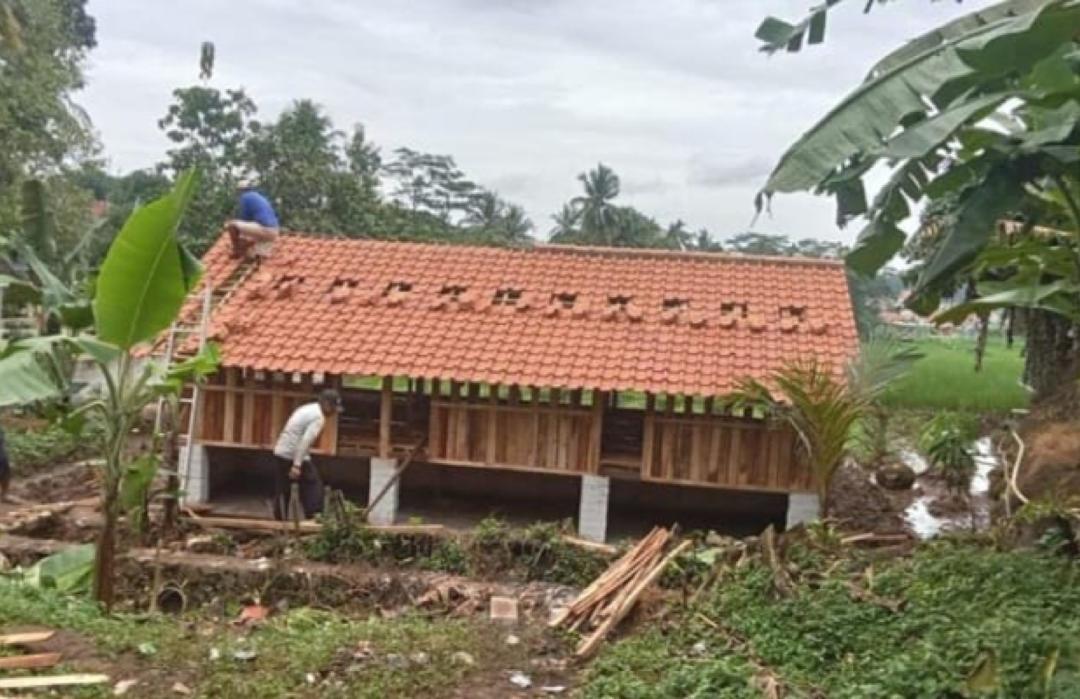 Dorong Kemandirian Ekonomi dengan Bangun Kandang Domba 