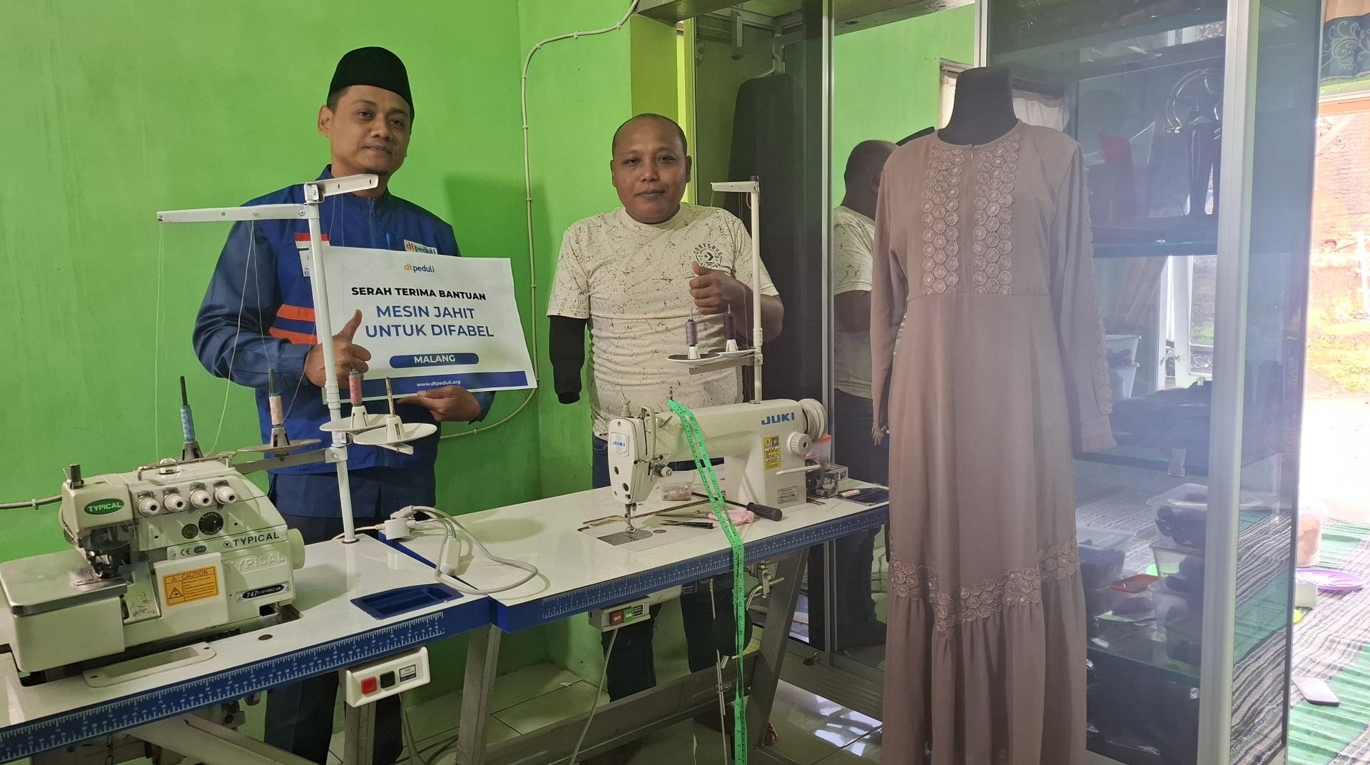 Dukung Karya Disabilitas Berprestasi, DT Peduli Malang Serahkan Mesin Jahit dan Obras untuk Yusuf 