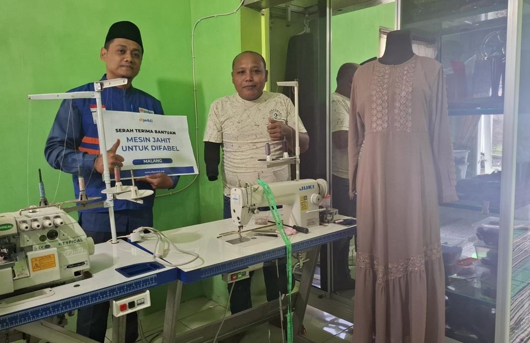 Dukung Karya Disabilitas Berprestasi, DT Peduli Malang Serahkan Mesin Jahit dan Obras untuk Yusuf 