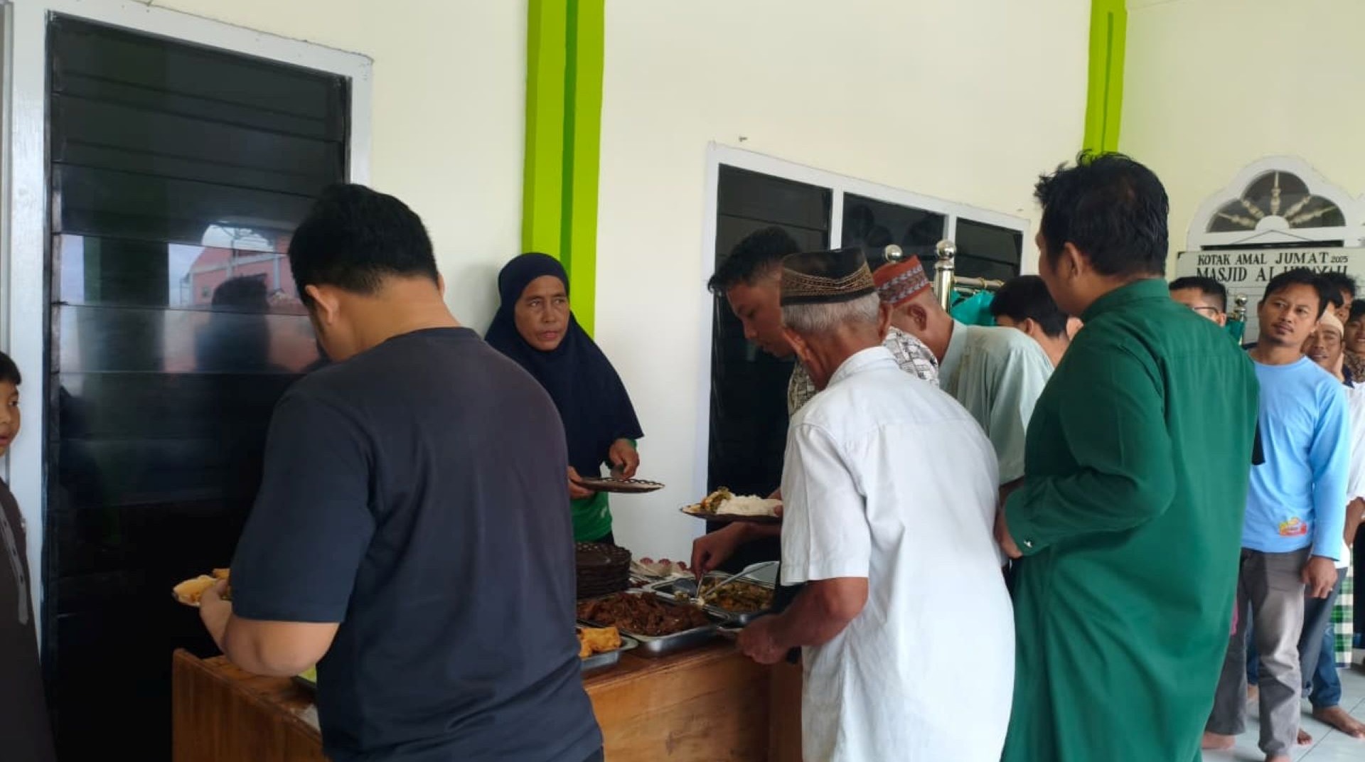 Warung Sedekah Jumat Berkah, DT Peduli Metro Sajikan Makan Gratis di Masjid Al Hidayah 