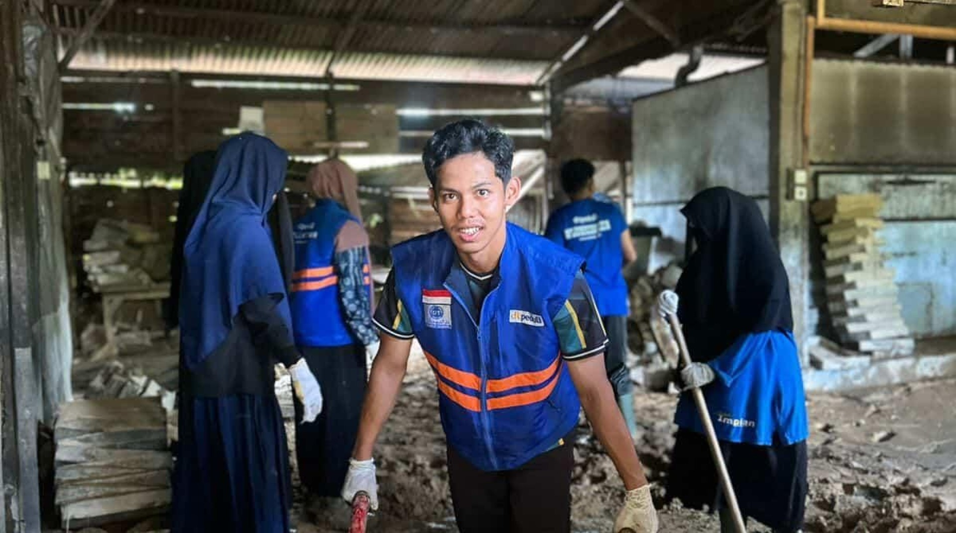 DT Peduli Sumatera Barat Bersihkan Rumah Produksi UMKM Pascabanjir 