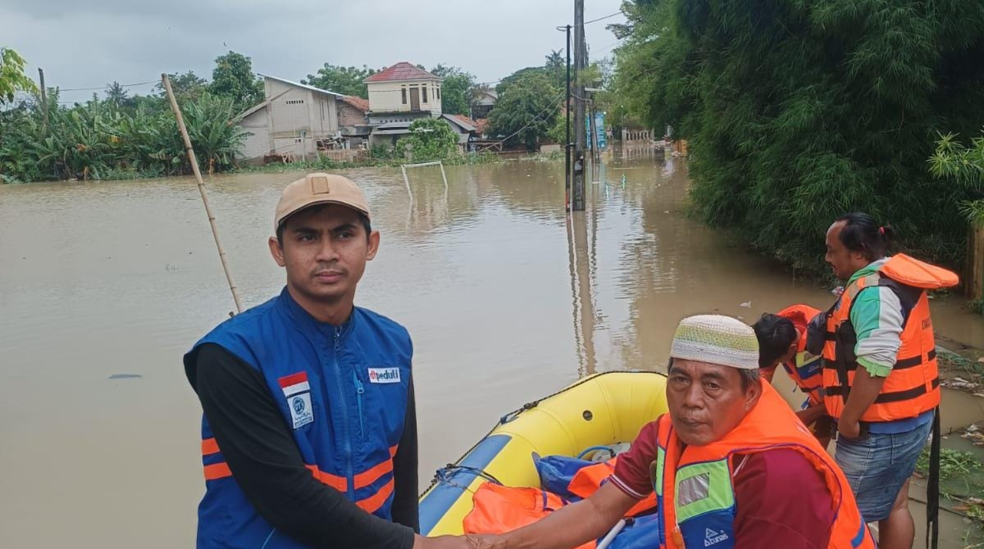 DT Peduli Bekasi Salurkan Bantuan untuk Penyintas Banjir di Desa Labansari 