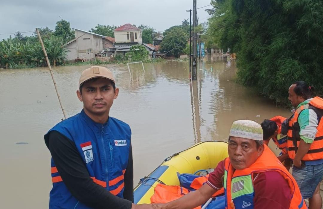 DT Peduli Bekasi Salurkan Bantuan untuk Penyintas Banjir di Desa Labansari 