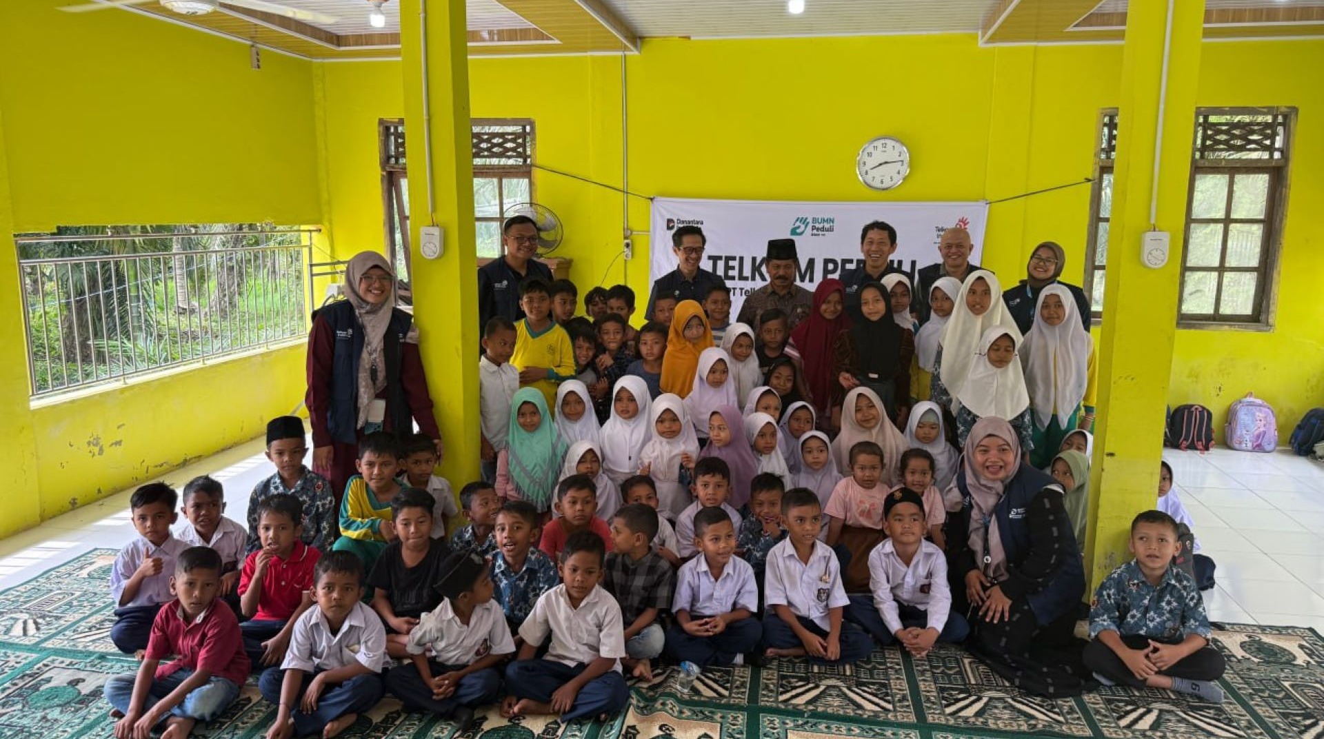 DT Peduli Bersama Telkom Indonesia Salurkan 1.918 Paket Bantuan untuk Warga Terdampak Bencana di Aceh Timur 