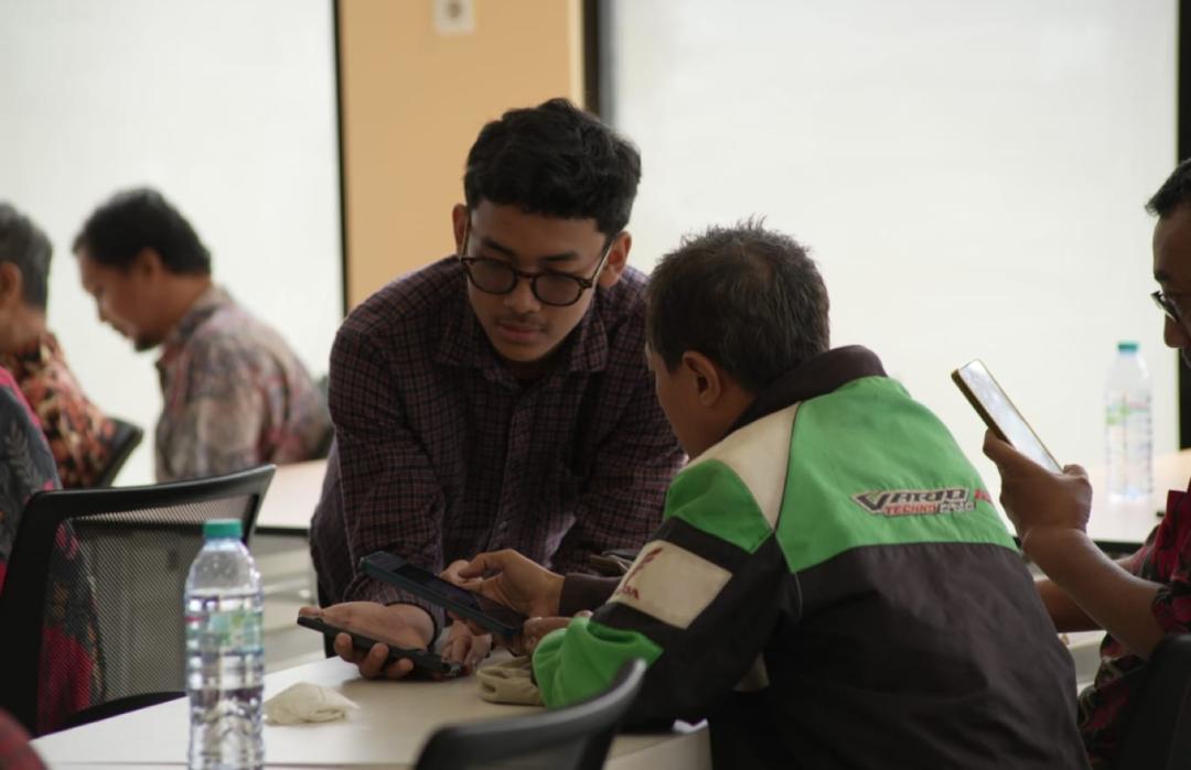 DT Peduli Surabaya Fasilitasi Pelatihan AI untuk Pelaku Usaha Disabilitas 