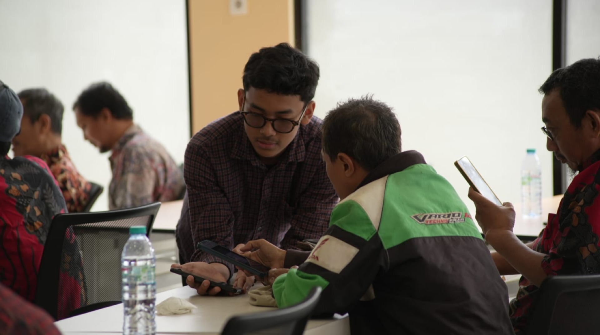 DT Peduli Surabaya Fasilitasi Pelatihan AI untuk Pelaku Usaha Disabilitas 