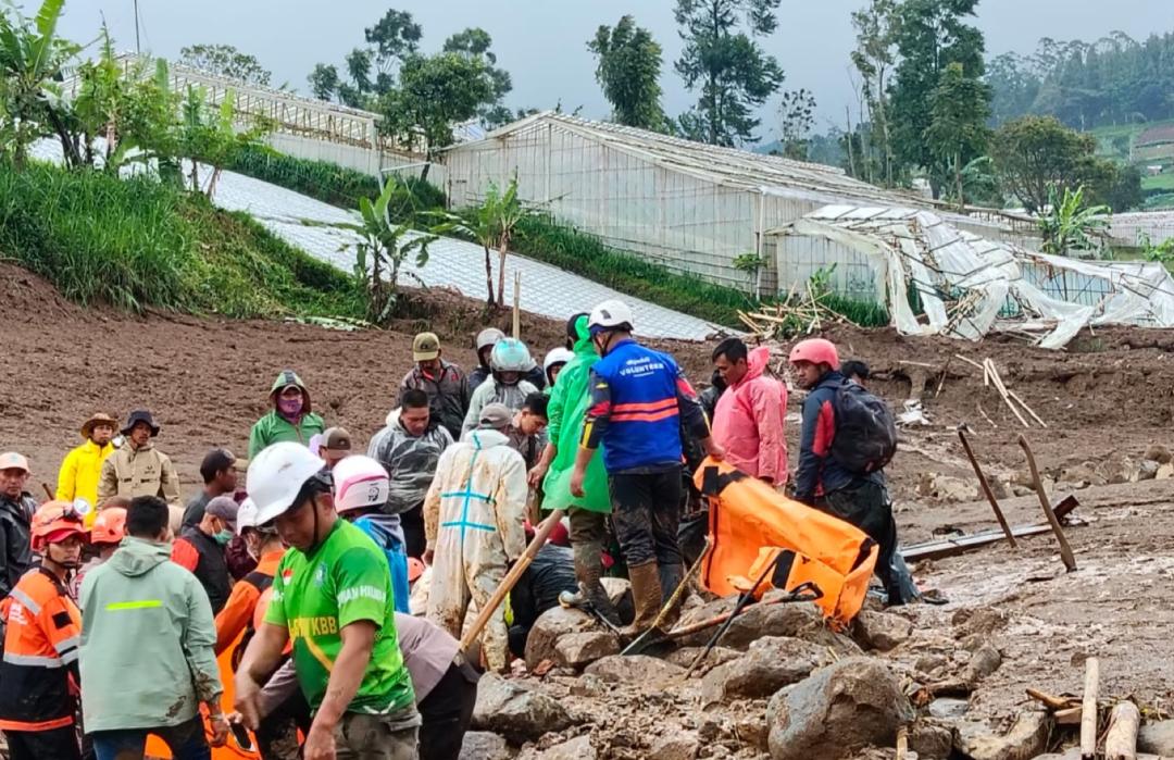 DT Peduli Bandung Turut Evakuasi Korban Bencana Longsor di Cisarua 