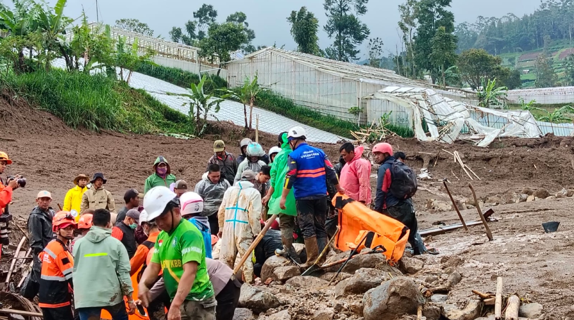 DT Peduli Bandung Turut Evakuasi Korban Bencana Longsor di Cisarua 