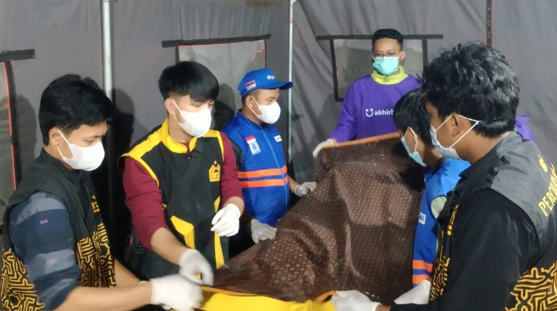 Puluhan Jenazah Ditangani, Relawan DT Peduli Jalani Tugas hingga Dini Hari 