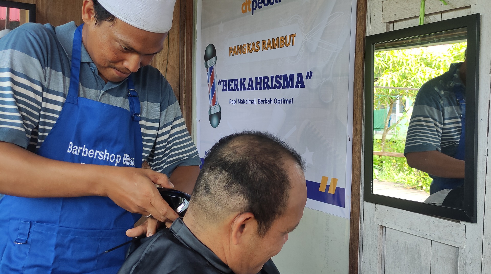 Sepuluh Tahun Jadi Guru Honorer, Zainuddin Kini Mandiri dengan Usaha Pangkas Rambut 