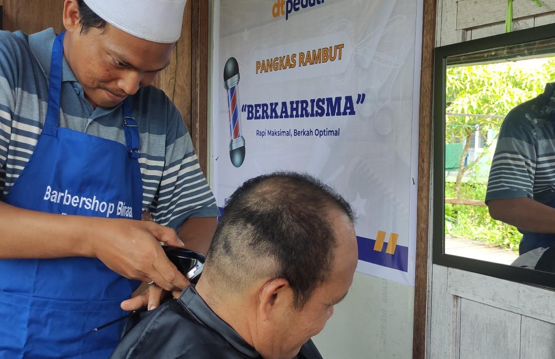 Sepuluh Tahun Jadi Guru Honorer, Zainuddin Kini Mandiri dengan Usaha Pangkas Rambut 