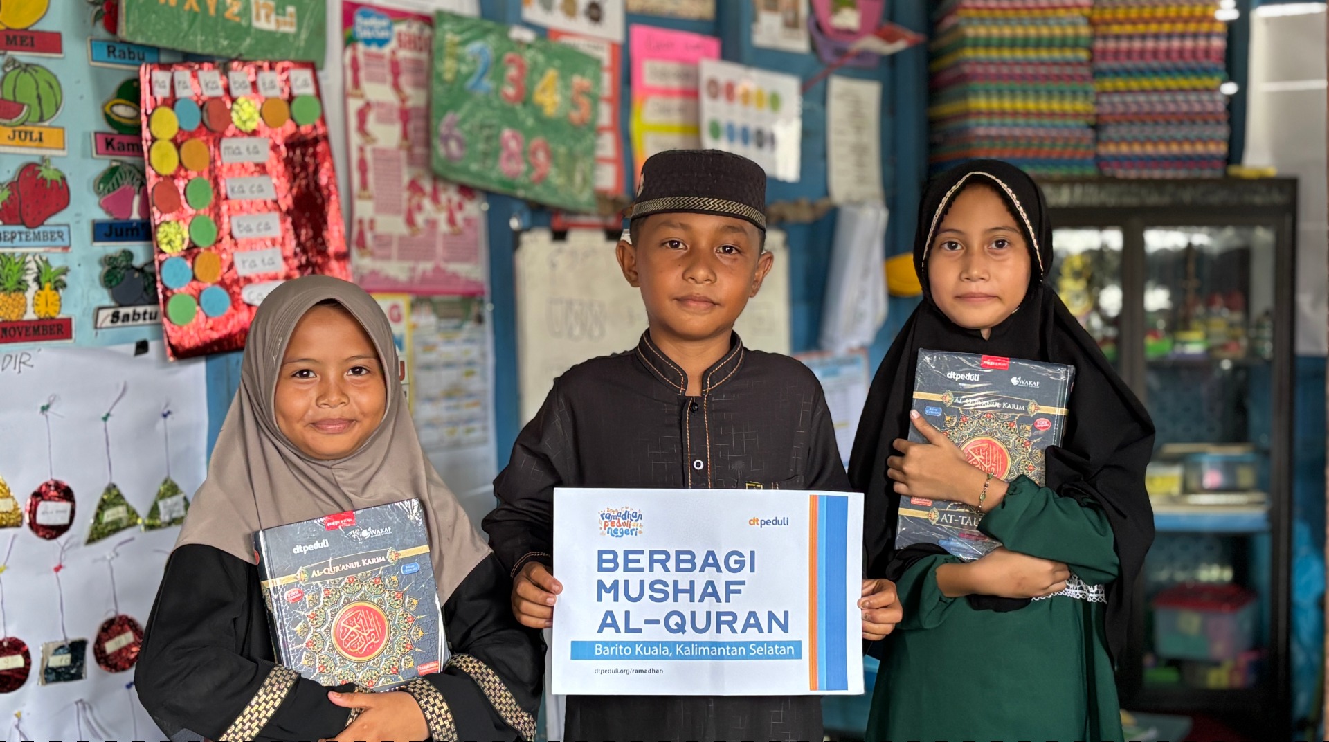 DT Peduli Kalsel Salurkan Mushaf Al-Quran dan Paket Ibadah, Santri dan Guru TPQ Nurul Hidayah Bahagia 