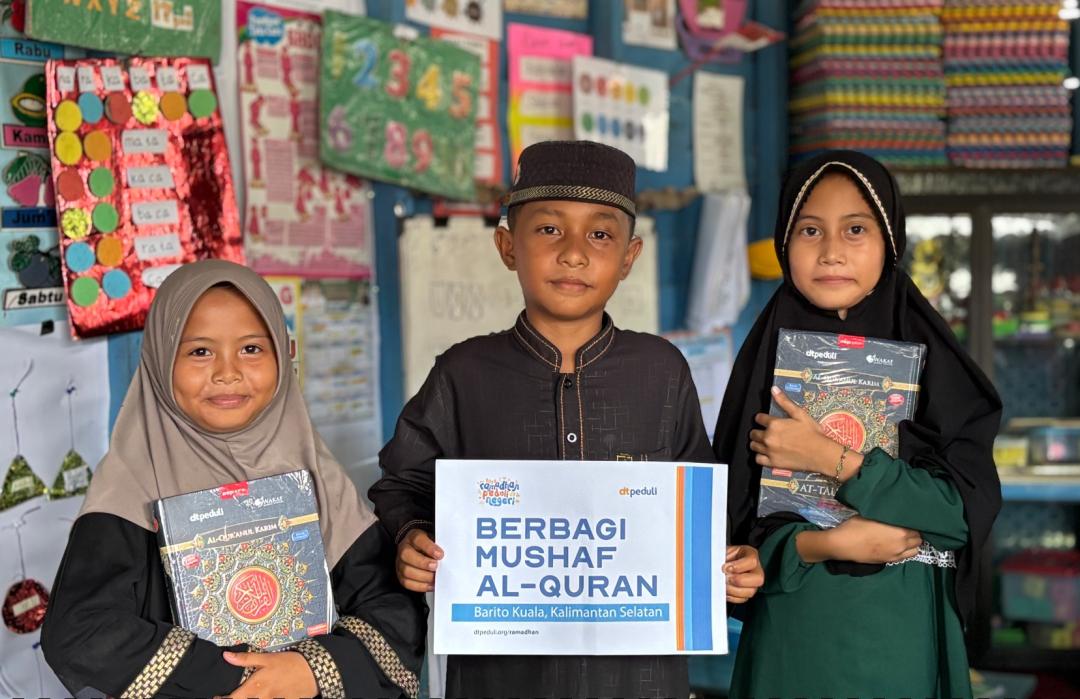 DT Peduli Kalsel Salurkan Mushaf Al-Quran dan Paket Ibadah, Santri dan Guru TPQ Nurul Hidayah Bahagia 