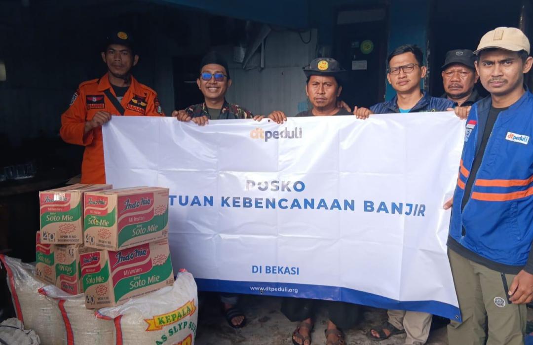 DT Peduli Bekasi Salurkan Bantuan Logistik Bagi Penyintas Banjir di Perumahan Grand Lavender 