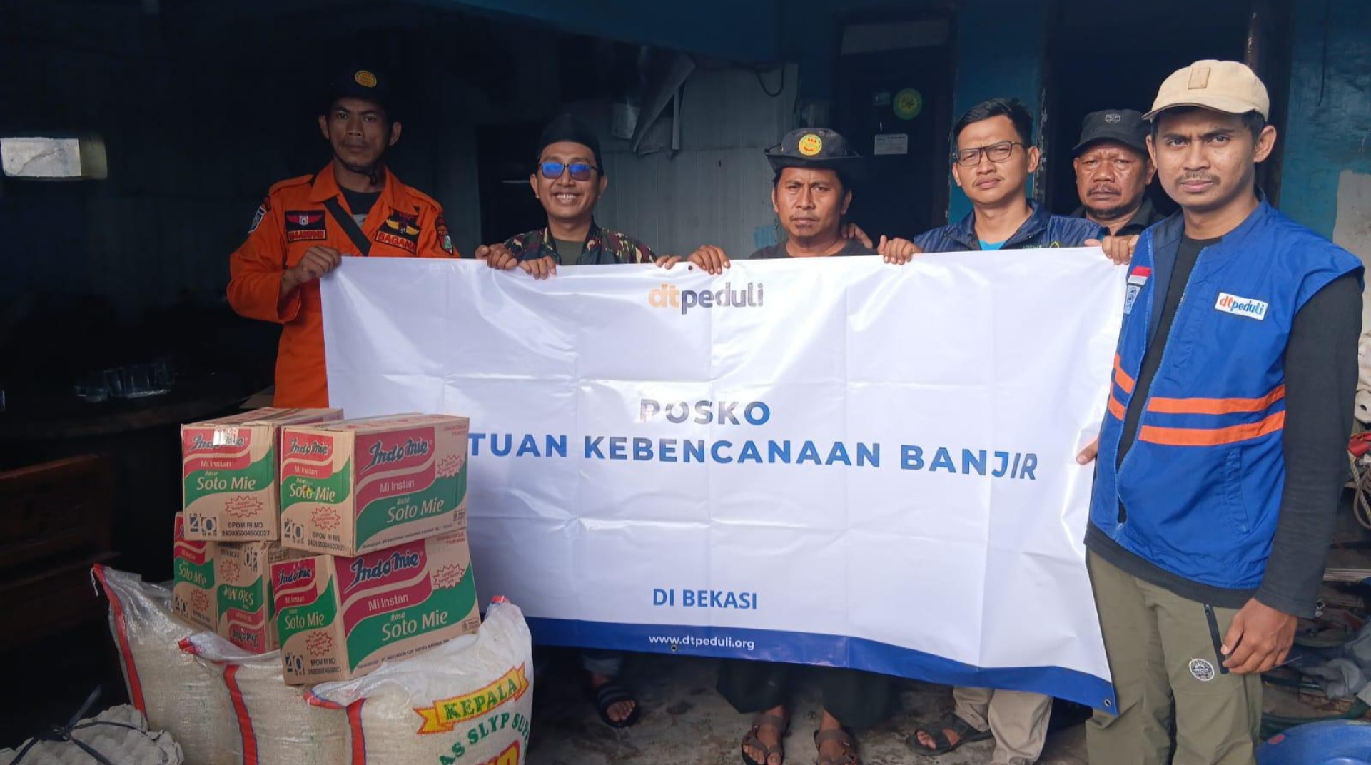 DT Peduli Bekasi Salurkan Bantuan Logistik Bagi Penyintas Banjir di Perumahan Grand Lavender 