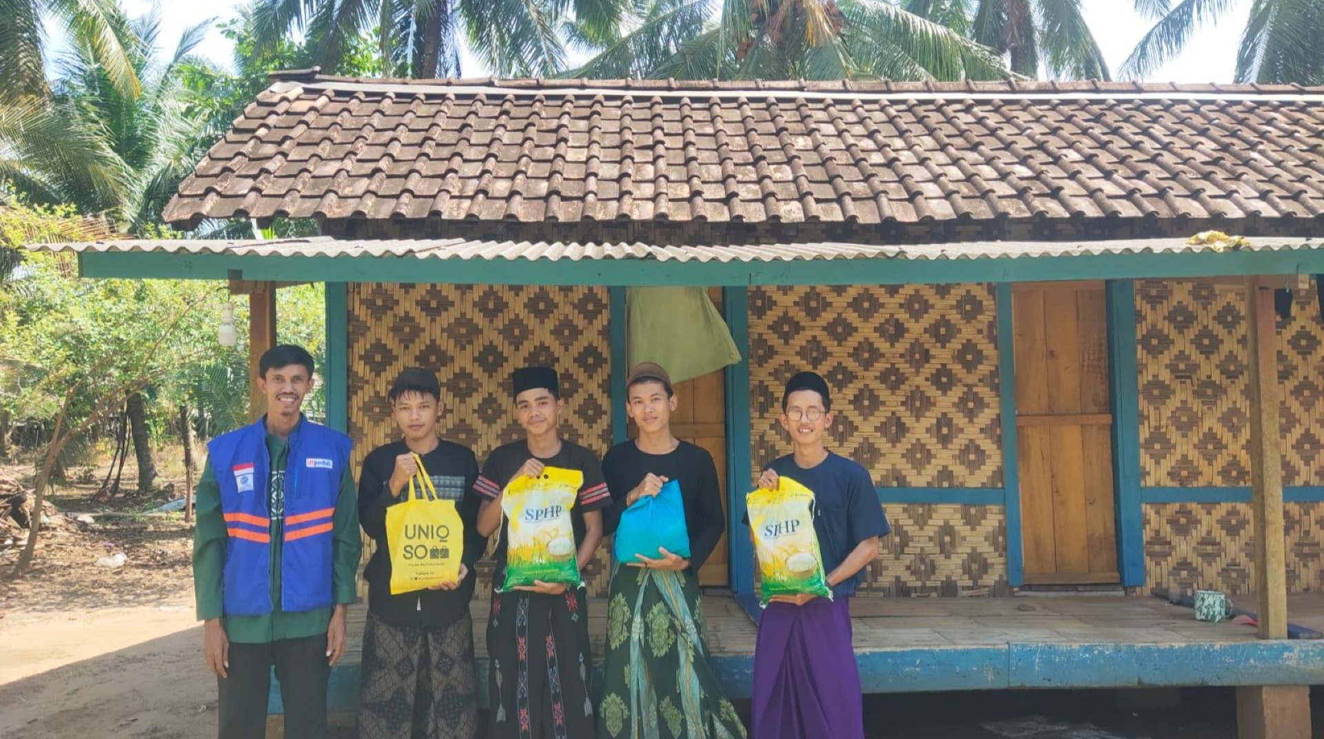 DT Peduli Serang Salurkan Bantuan untuk Santri Ponpes Al-Hidayah Wanasalam, Lebak