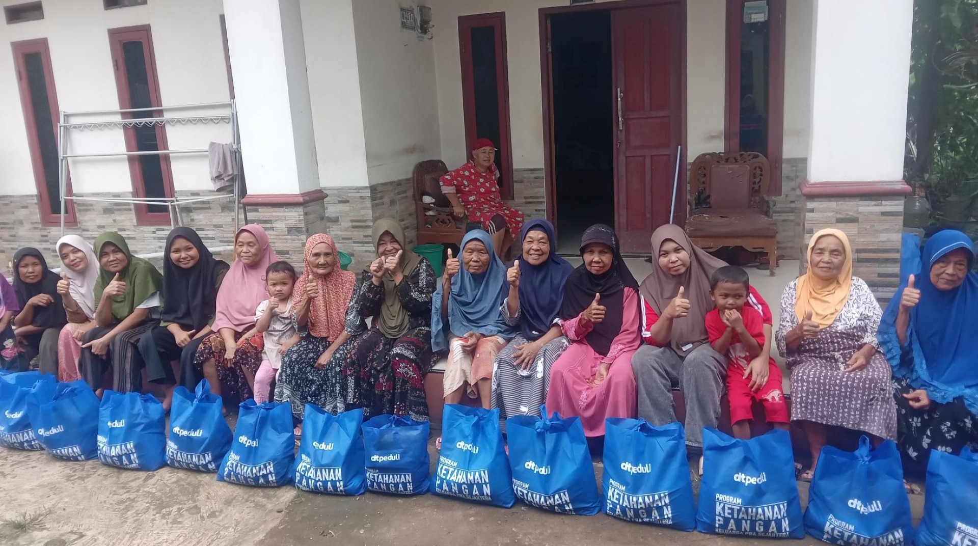 DT Peduli Bogor Salurkan Paket Sembako untuk Warga KampungCibogo, Ciseeng