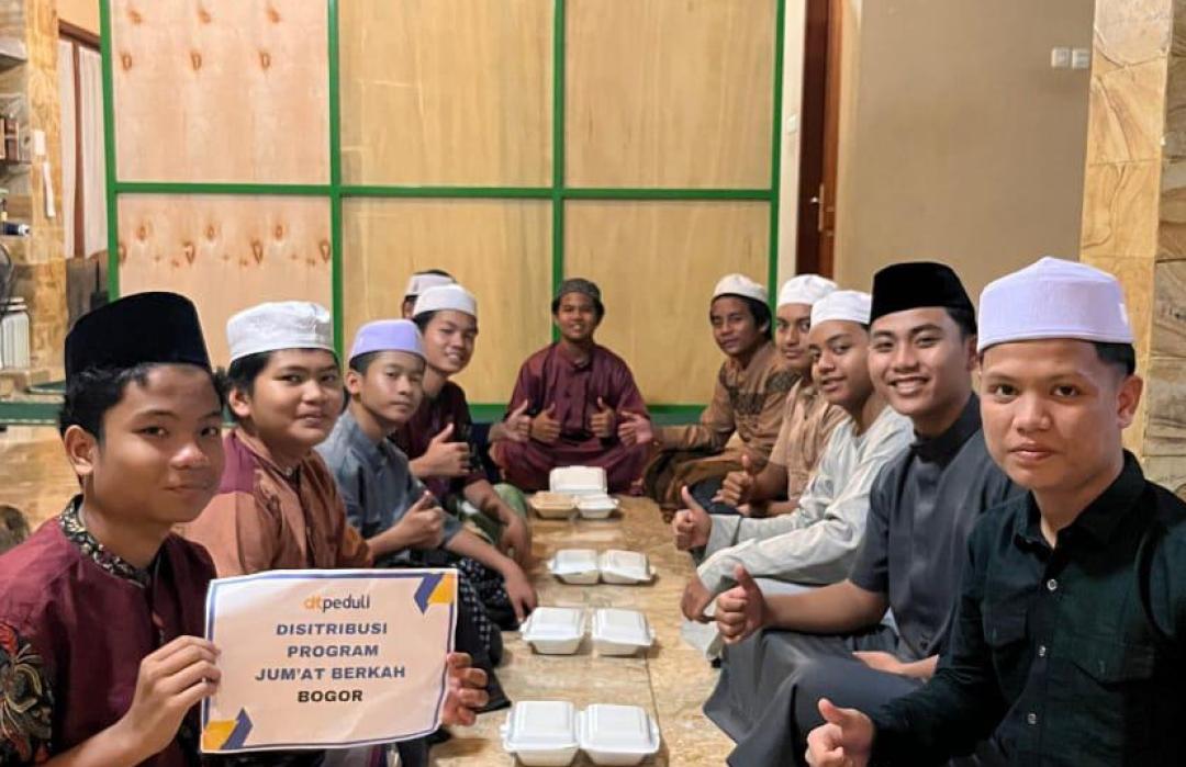  Bagikan Paket Nasi ke Empat Pesantren, DT Peduli Bogor Dukung Santri Menuntut Ilmu 