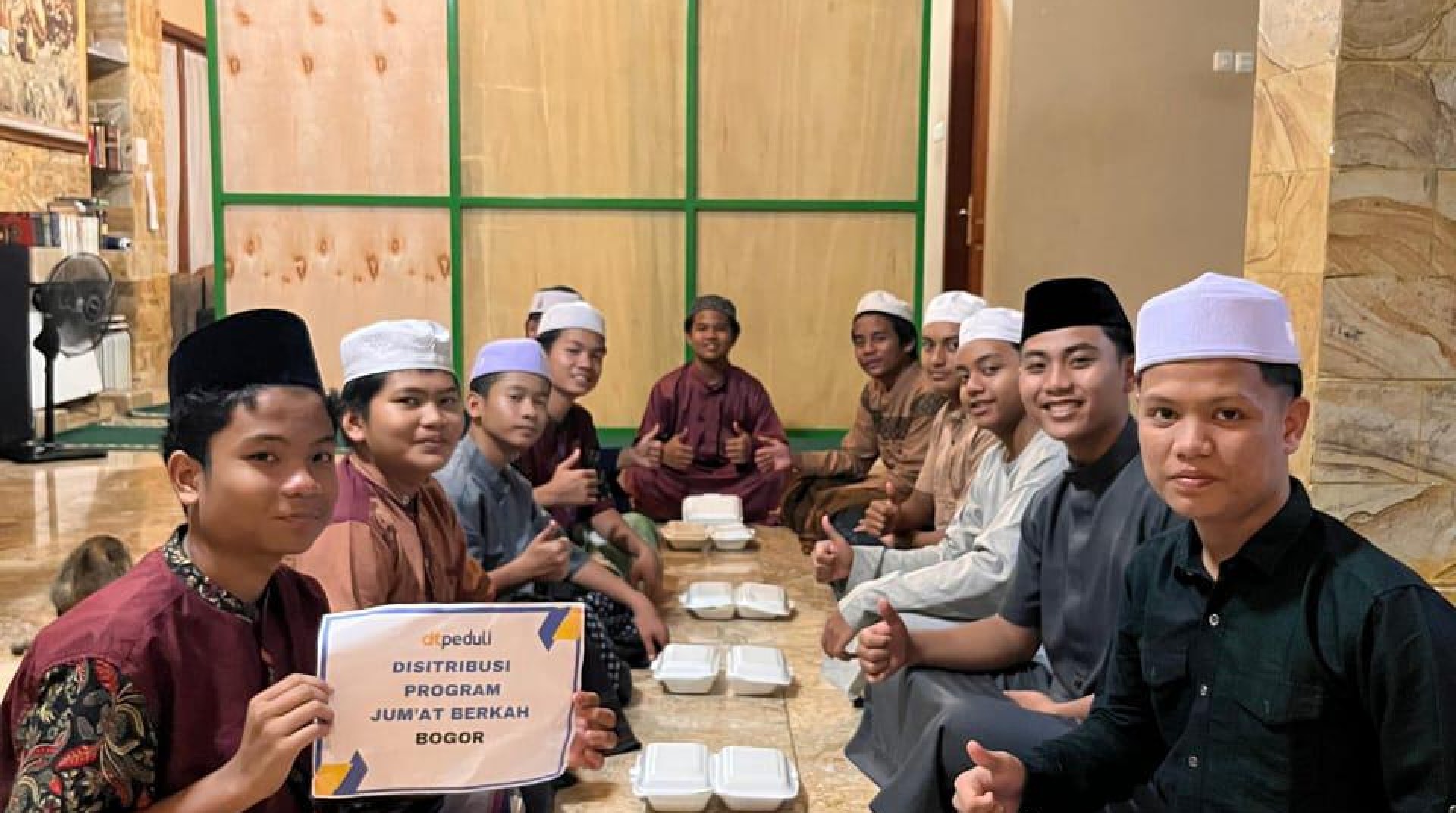  Bagikan Paket Nasi ke Empat Pesantren, DT Peduli Bogor Dukung Santri Menuntut Ilmu 