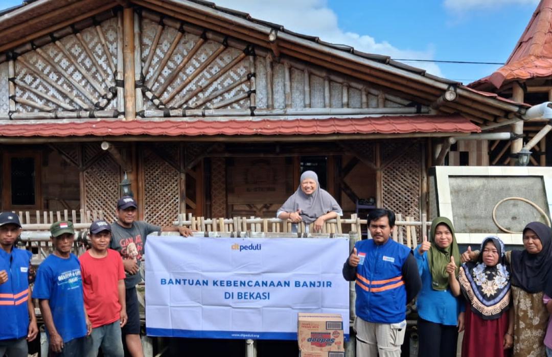 DT Peduli Bekasi Salurkan Bantuan Pangan untuk Korban Banjir Muara Gembong