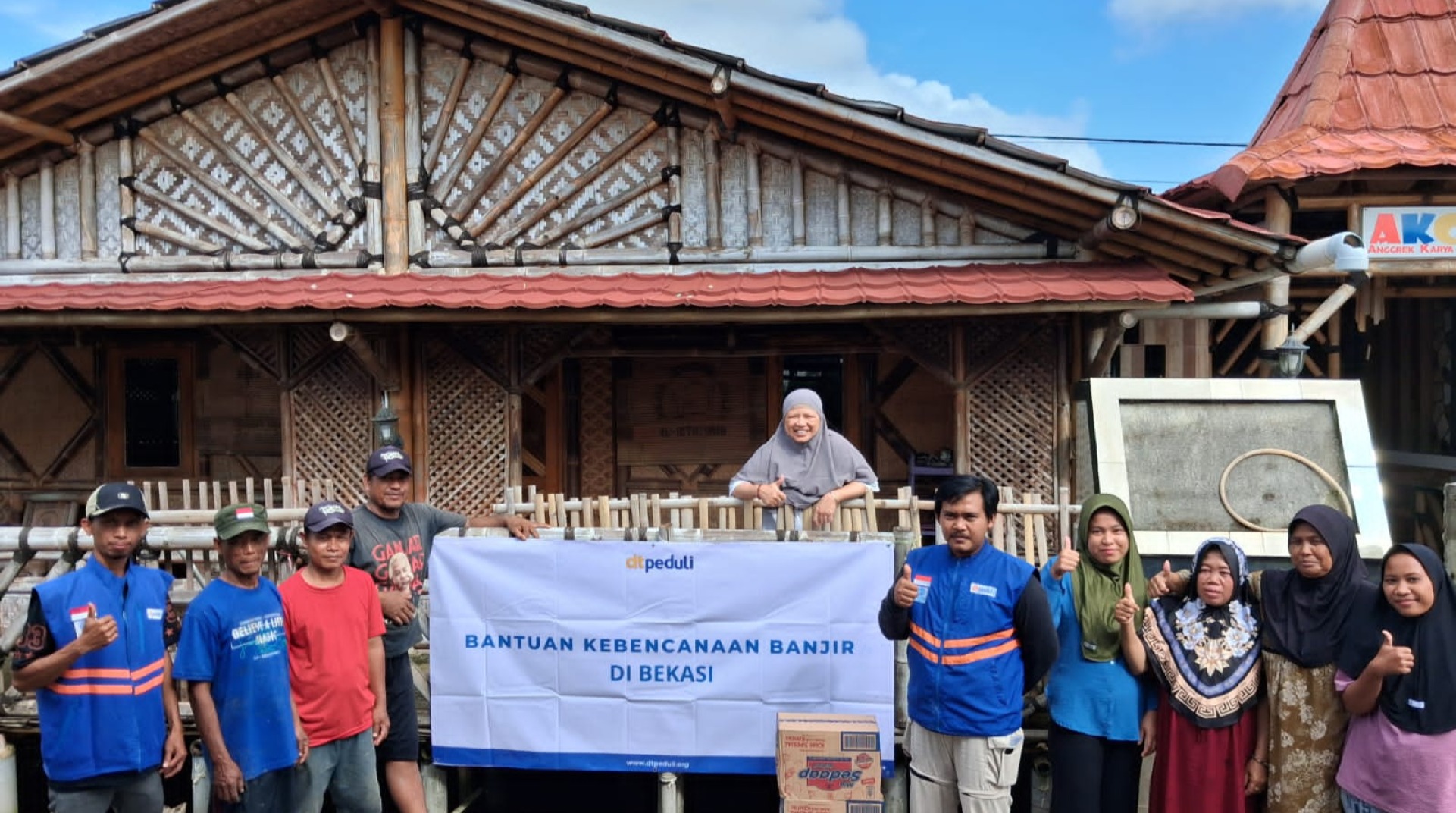 DT Peduli Bekasi Salurkan Bantuan Pangan untuk Korban Banjir Muara Gembong