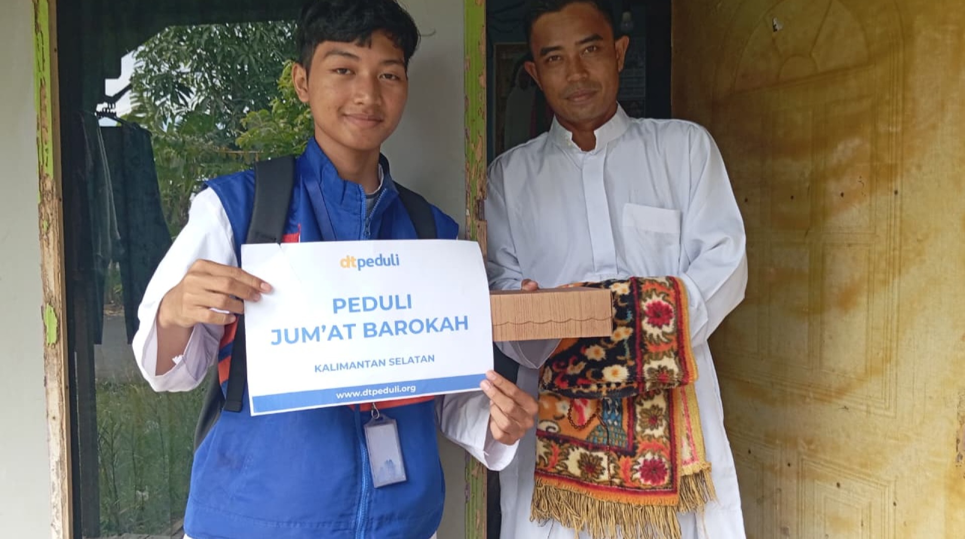 Menembus Riak Sungai Barito, 100 Paket Nasi Kotak Jumat Barokah Disalurkan 