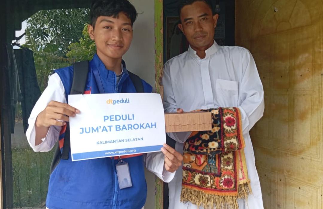 Menembus Riak Sungai Barito, 100 Paket Nasi Kotak Jumat Barokah Disalurkan 