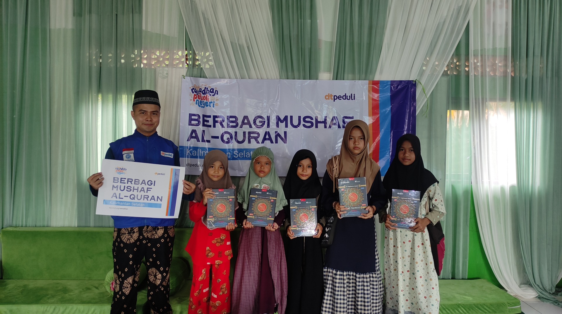 Salurkan Mushaf Al-Qur’an ke Daerah Terpencil, DT Peduli Kalsel Bahagiakan Guru dan Santri 