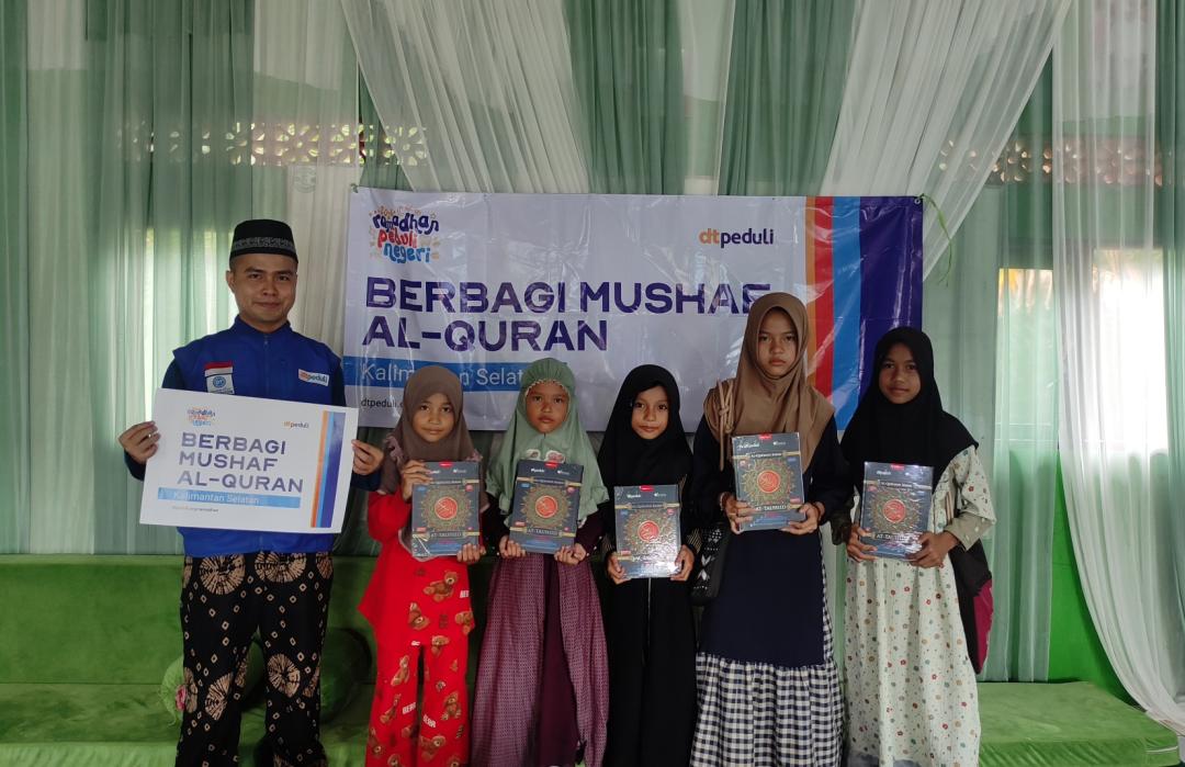 Salurkan Mushaf Al-Qur’an ke Daerah Terpencil, DT Peduli Kalsel Bahagiakan Guru dan Santri 