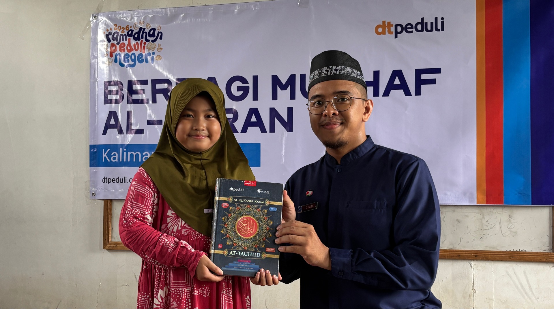 Jadi Pelipur Lara, DT Peduli Kalsel Salurkan Mushaf Al-Qur’an dan Paket Ibadah ke TPQ Al-Irsyad Pascabanjir Melanda 