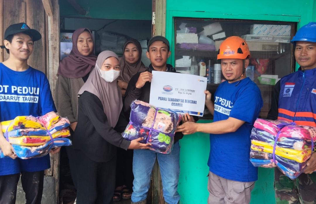 DT Peduli Bandung Sinergi dengan PT. SML Salurkan 200 Selimut untuk Penyintas Longsor dan Banjir di Cisarua