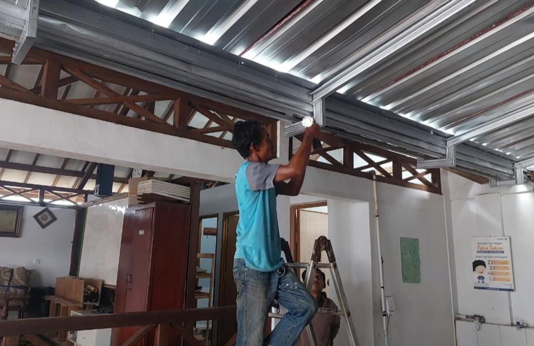 Tingkatkan Kenyamanan dan Keamanan Santri, Rumah Tahfidz Qur’an Binaan DT Peduli Sukabumi Dipasang Auning 