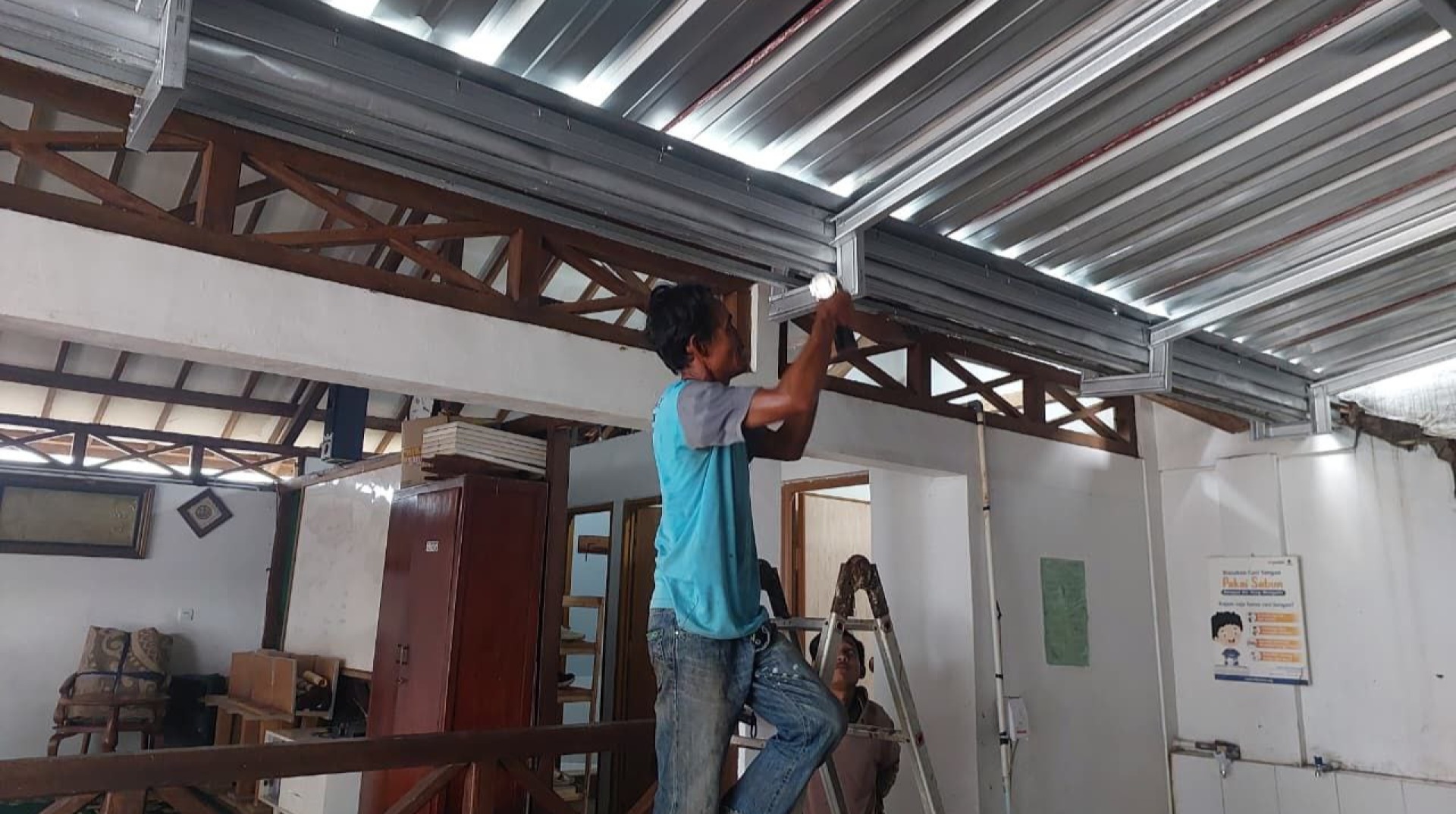 Tingkatkan Kenyamanan dan Keamanan Santri, Rumah Tahfidz Qur’an Binaan DT Peduli Sukabumi Dipasang Auning 