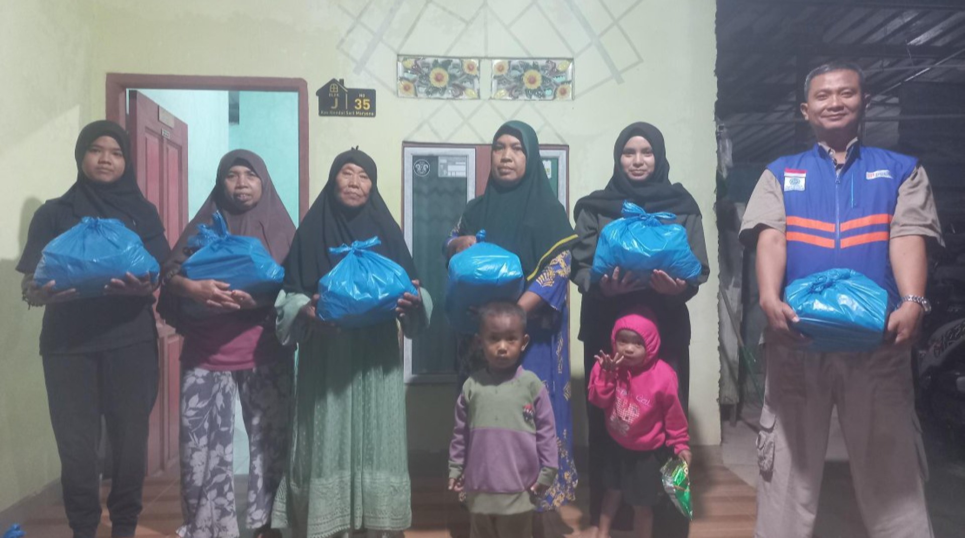 DT Peduli Kepri Berbagi Sembako untuk Warga Kampung Kendal Sari 