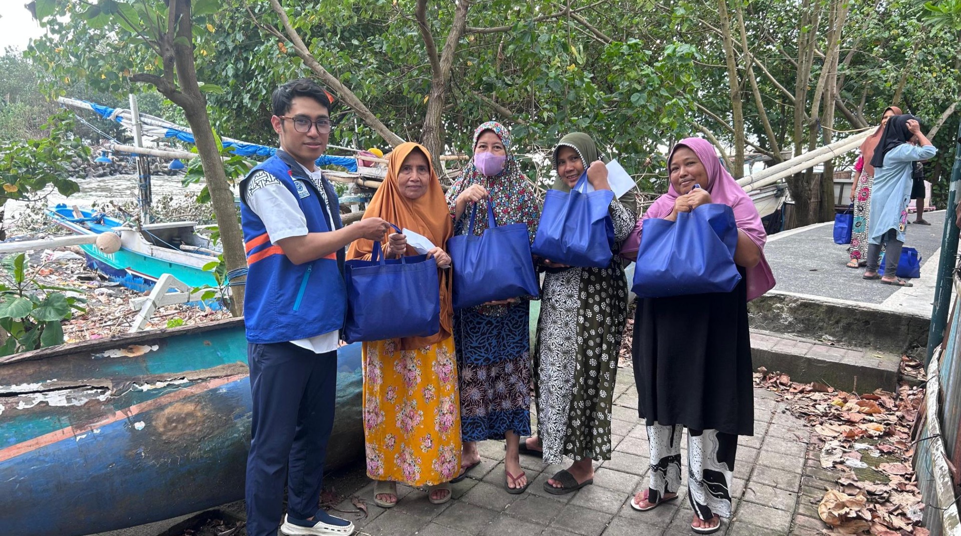 Pascabanjir Rob, DT Peduli Salurkan Paket Sembako di Lingkungan Melayu dan Bugis, Ampenan, Mataram 